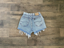 Load image into Gallery viewer, Waist 24 Vintage High Waisted Lee Shorts