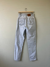 Load image into Gallery viewer, Waist 28 High Waisted Levi's Jeans