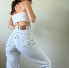 Load image into Gallery viewer, Waist 28 High Waisted Levi's Jeans