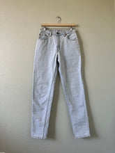 Load image into Gallery viewer, Waist 28 High Waisted Levi's Jeans