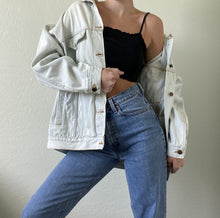 Load image into Gallery viewer, Vintage Lightwash Denim Jacket