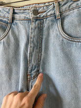 Load image into Gallery viewer, Waist 29 Vintage High Waisted jeans