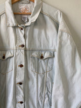 Load image into Gallery viewer, Vintage Lightwash Denim Jacket