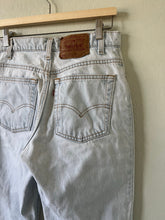Load image into Gallery viewer, Waist 28 High Waisted Levi's Jeans