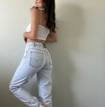 Load image into Gallery viewer, Waist 28 High Waisted Levi's Jeans