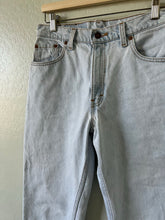 Load image into Gallery viewer, Waist 28 High Waisted Levi's Jeans
