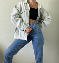 Load image into Gallery viewer, Vintage Lightwash Denim Jacket