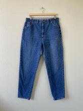 Load image into Gallery viewer, Waist 33 Vintage High Waisted LEE Jeans
